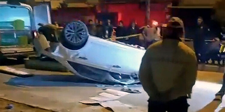 Elektrik direğine çarpan otomobilin sürücüsü öldü