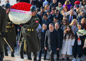 Özgür Özel engelli bireylerle Anıtkabir'i ziyaret etti