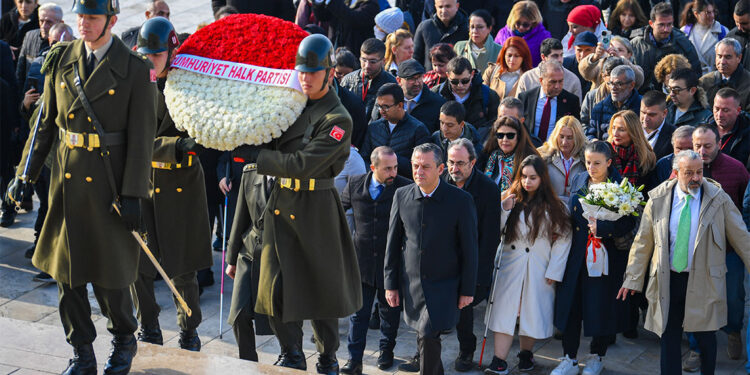 Özgür Özel engelli bireylerle Anıtkabir'i ziyaret etti