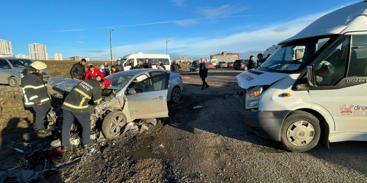 Öğrenci servisiyle otomobil çarpıştı: 13 yaralı