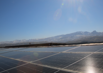 Öğrencilerin çatıya kurduğu panelle fakültenin elektrik ihtiyacı karşılanıyor