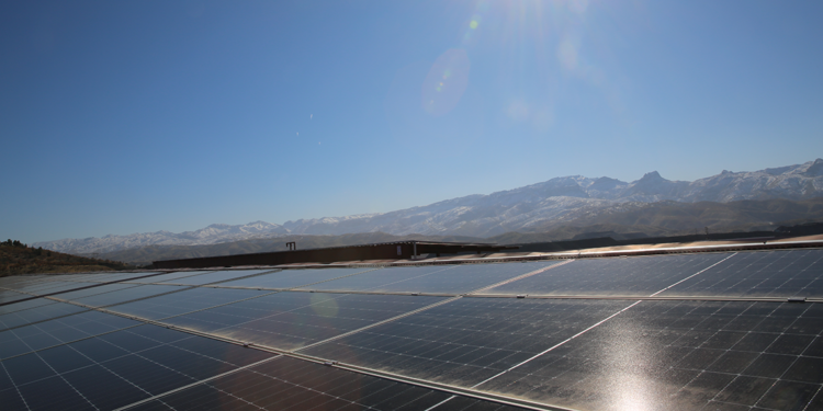 Öğrencilerin çatıya kurduğu panelle fakültenin elektrik ihtiyacı karşılanıyor