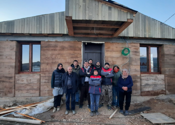 Öğrencilerinden depremzede kadına sıkıştırılmış toprak tekniğiyle ev
