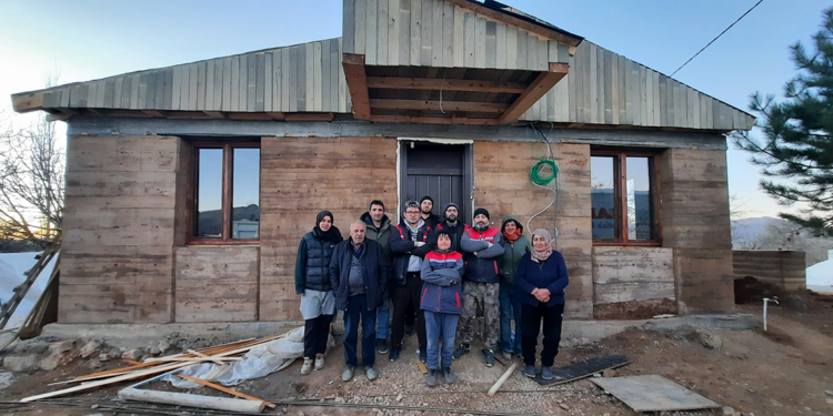 Öğrencilerinden depremzede kadına sıkıştırılmış toprak tekniğiyle ev