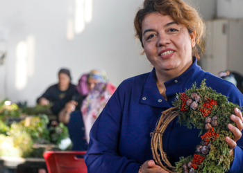 Orman atıklarından oluşan Noel çelenklerinde yoğun mesai