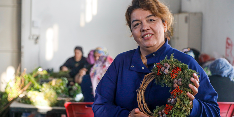 Orman atıklarından oluşan Noel çelenklerinde yoğun mesai