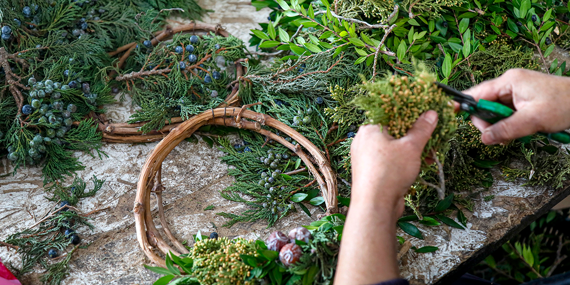 Orman atıklarından oluşan Noel çelenklerinde yoğun mesai