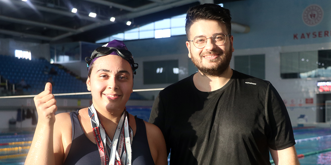 Otizmli Elçin, yüzmede yarıştığı 6 kategoride Türkiye şampiyonu oldu