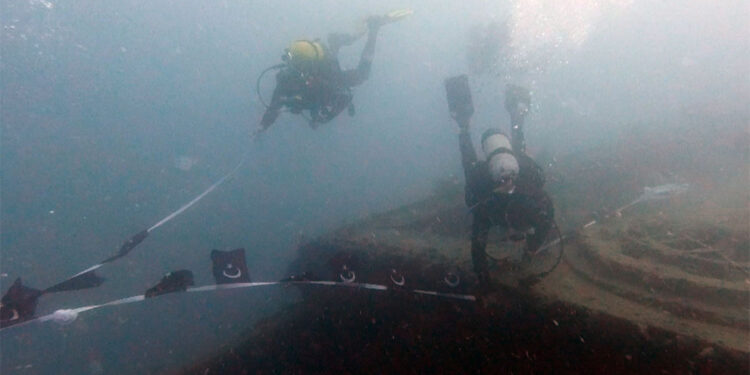 Paris 2 batığına 110 Türk bayrağıyla dalış