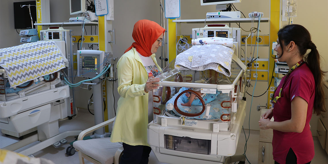 Türk Neonatoloji Derneği tarafından prematüre doğan bebeklerin yoğun bakımda anneleriyle buluşturulup gelişimlerinin desteklenmesi amacıyla başlatılan 'Ten tene temas' projesi, 8 şehirde, 300'ün üzerinde yoğun bakım ünitesinde uygulanıyor.