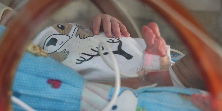 Prematüre doğan bebekler için 'Ten tene temas' projesi
