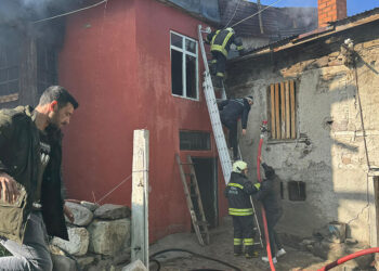 Prizden çıkan ve 3 eve sıçrayan yangın söndürüldü