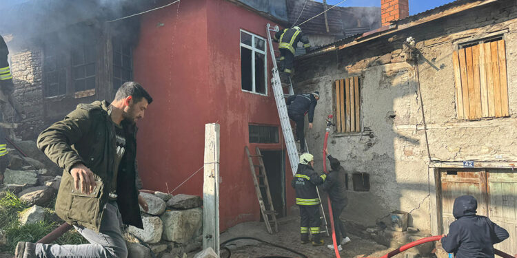 Prizden çıkan ve 3 eve sıçrayan yangın söndürüldü