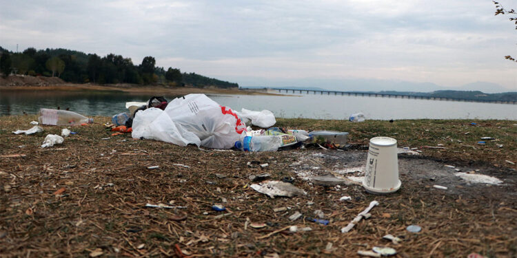 Denizlere giden plastik çöp miktarı 60 milyon tona çıkacak