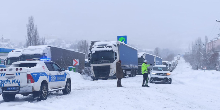 Posof'ta yoğun kar yağışı: Okullar tatil edildi, araçlar yolda kaldı