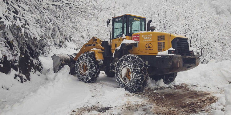 Rize'de 14 köy yolu kardan kapandı