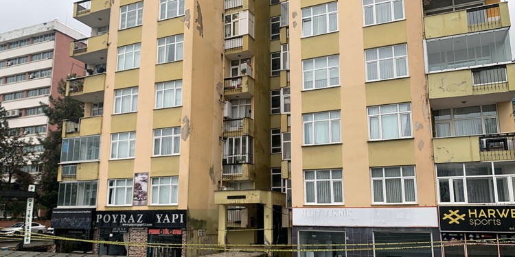 Rize'de tahliye edilen 8 katlı apartman mühürlendi
