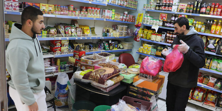 Suriyelilerden bazıları dönmek için okulların kapanmasını bekliyor