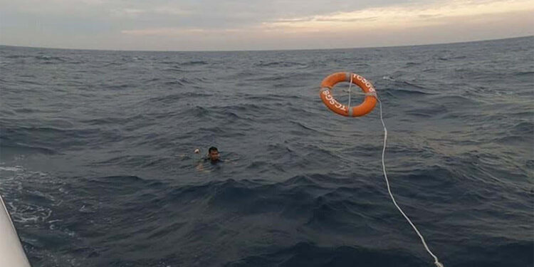 Seferihisar'da botları su alan 30 kaçak göçmenden 25'i kurtarıldı