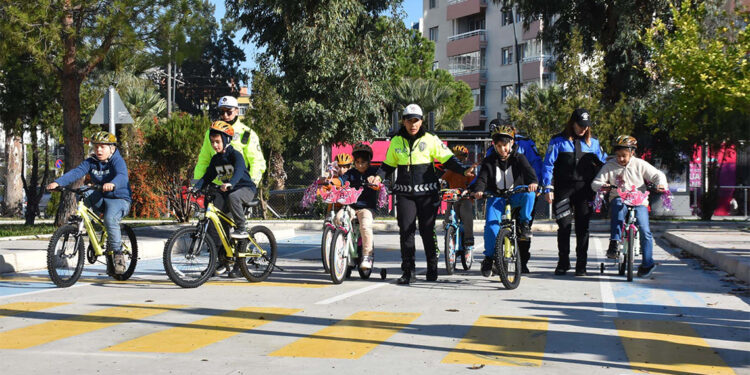 Şehit polis eşi adına kurduğu dernekle öğrencilere trafik eğitimi veriyor