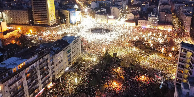 Sırbistan'da tren istasyonundaki ölümlü kaza için gösteriler sürüyor