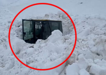Şırnak'ta iş makinesinin üzerine çığ düştü