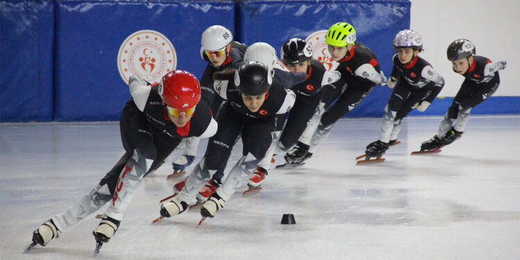 Sofya'daki buz pateni yarışmalarından 20 madalyayla döndüler