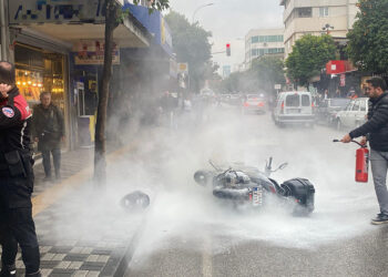 Üzerine benzin döktüğü motosikletini ateşe verdi