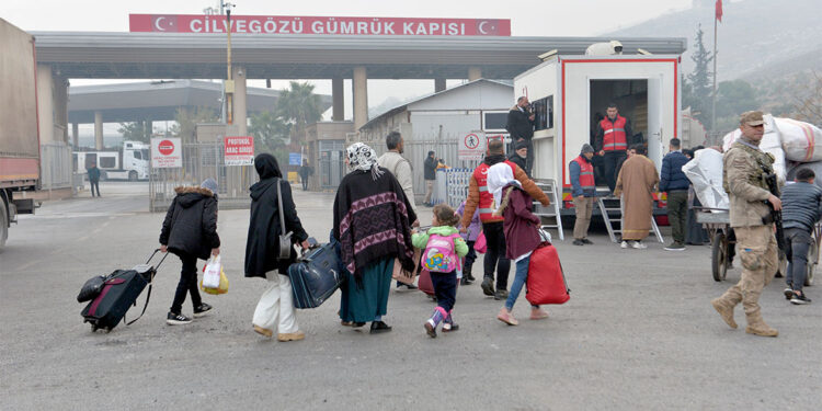Suriyeliler Cilvegözü Gümrük Kapısı'ndan ülkelerine dönüyor