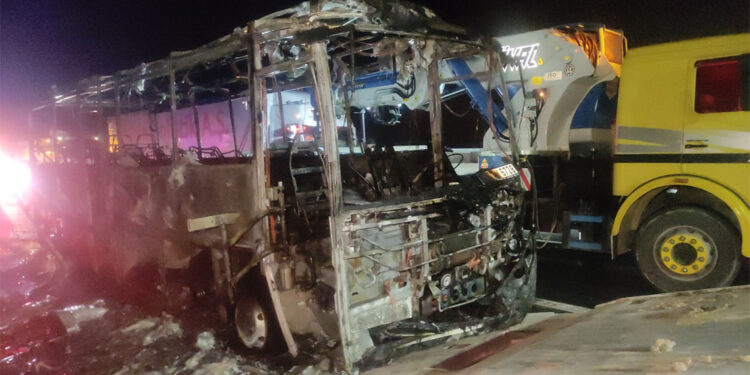 Suudi Arabistan uyruklu turistleri taşıyan midibüs, seyir halinde yandı