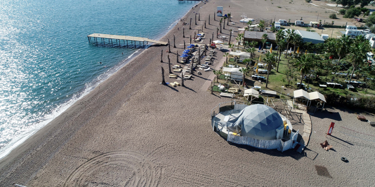 Sahildeki kaçak yapı 'Denize bir adım' sloganıyla kiralanıyor