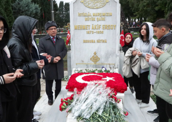 Şair Mehmet Akif Ersoy Edirnekapı'daki mezarı başında anıldı
