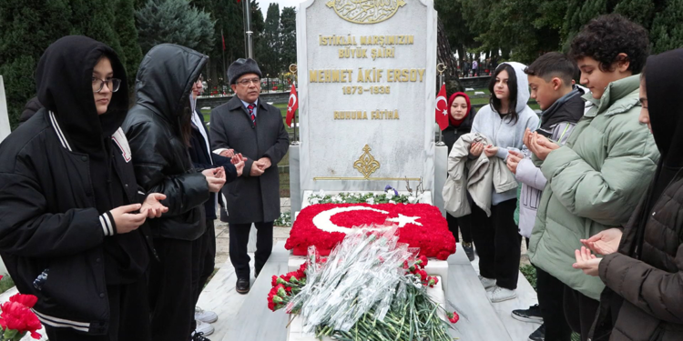 Şair Mehmet Akif Ersoy Edirnekapı'daki mezarı başında anıldı