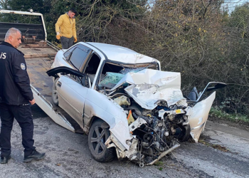 Sakarya'da tavuk yüklü kamyonla çarpışan otomobildeki anne- oğul öldü