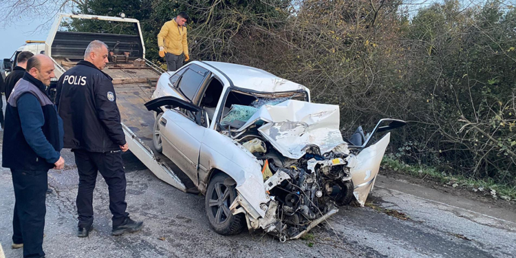 Sakarya'da tavuk yüklü kamyonla çarpışan otomobildeki anne- oğul öldü