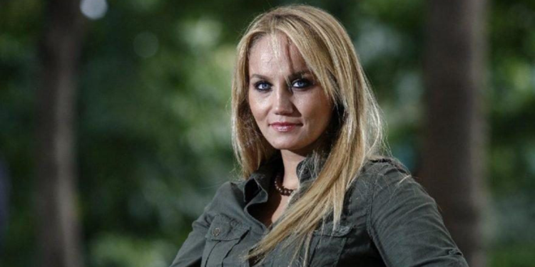 Sanatçı Pınar Aydınlar’a havalimanında gözaltı