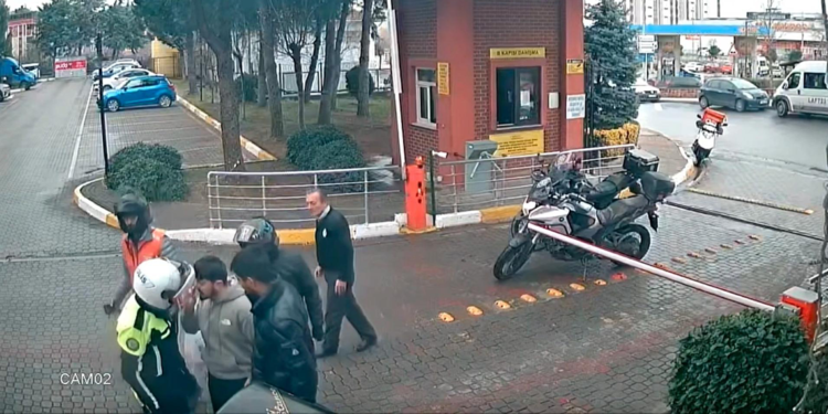 Sancaktepe'de denetimden kaçtı; saldırdığı polisin burnunu kırdı