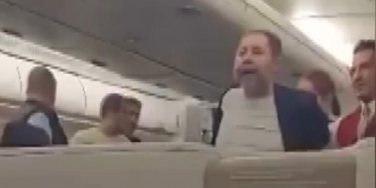 Sarhoş yolcu uçakta olay çıkarıp, 'Türkiye'yi satın alırım' diye tehdit etti