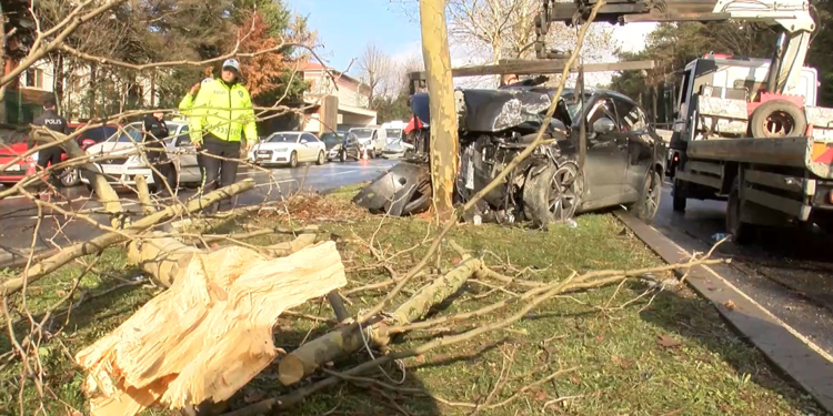Sarıyer'de 2 otomobile vurduktan sonra ağaca çarptı: 2 yaralı