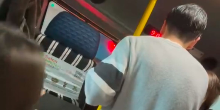 Minibüsteki ücret tartışmasında şoför kapıları kapattı kimseyi indirmedi