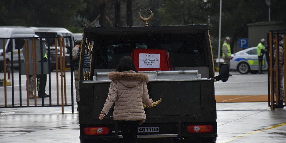 Isparta'daki helikopter kazasında şehit olan Teğmen Mustafa Atakan Dut'un (24) cenazesi, İzmir'e getirildi. Buradaki törende şehidin kız kardeşi Ecem Nur Dut, bir süre ağabeyinin Türk bayrağına sarılı tabutunu taşıyan cenaze aracının peşinden koştu.