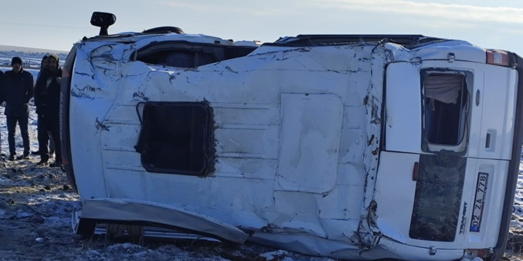 Servis minibüsü tarlaya yuvarlandı; 11 öğretmen yaralı