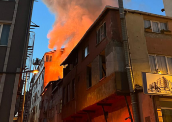 Şişli'de 3 katlı binanın çatısı alev alev yandı