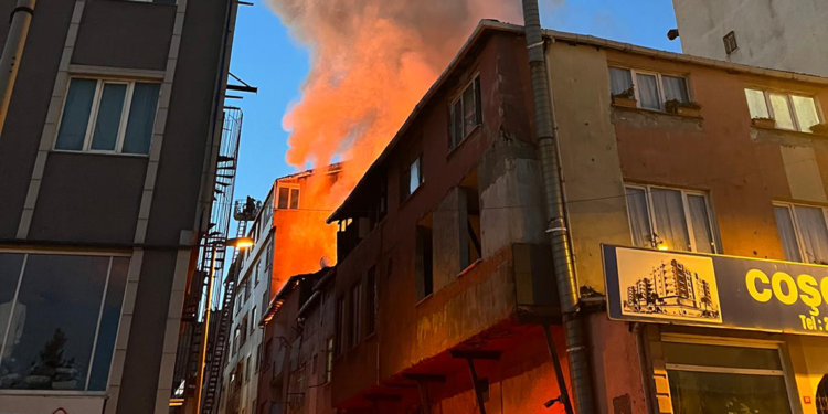 Şişli'de 3 katlı binanın çatısı alev alev yandı