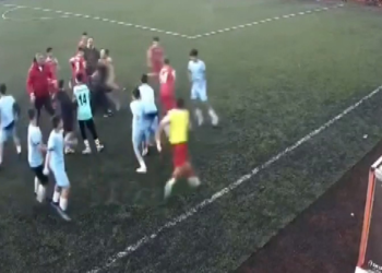 Şişli'de U-14 maçında futbolcular birbirine girdi
