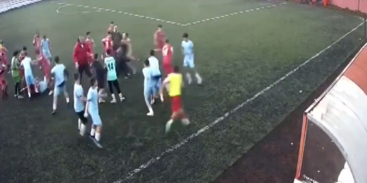 Şişli'de U-14 maçında futbolcular birbirine girdi