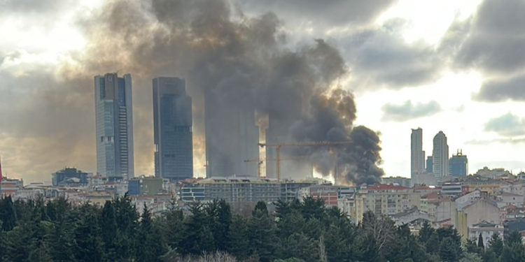 Şişli'de bir binada yangın