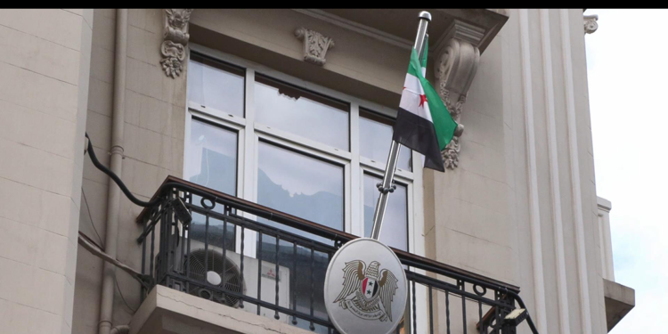 Şişli'deki Suriye Konsolosluğu'nda yeni bayrak