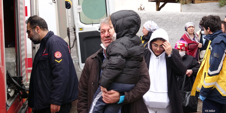 Sivas'ta apartmanda çıkan yangında 6 kişi dumandan etkilendi