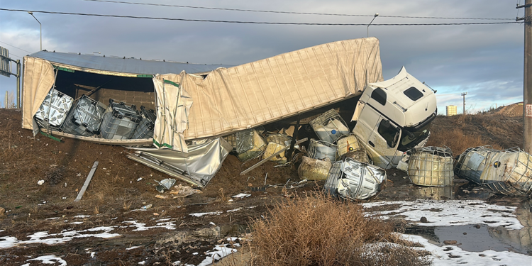 Sivas'ta buz tutan yollarda araçlar devrildi